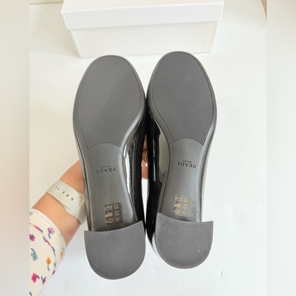 Prada Black polished leather bowtie embellished block heel pumps EU 39.5 - Picture 8 of 10